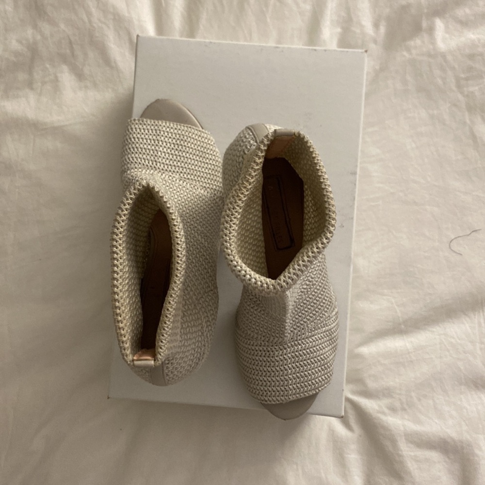Women Highhill shoes - Picture 3 of 5